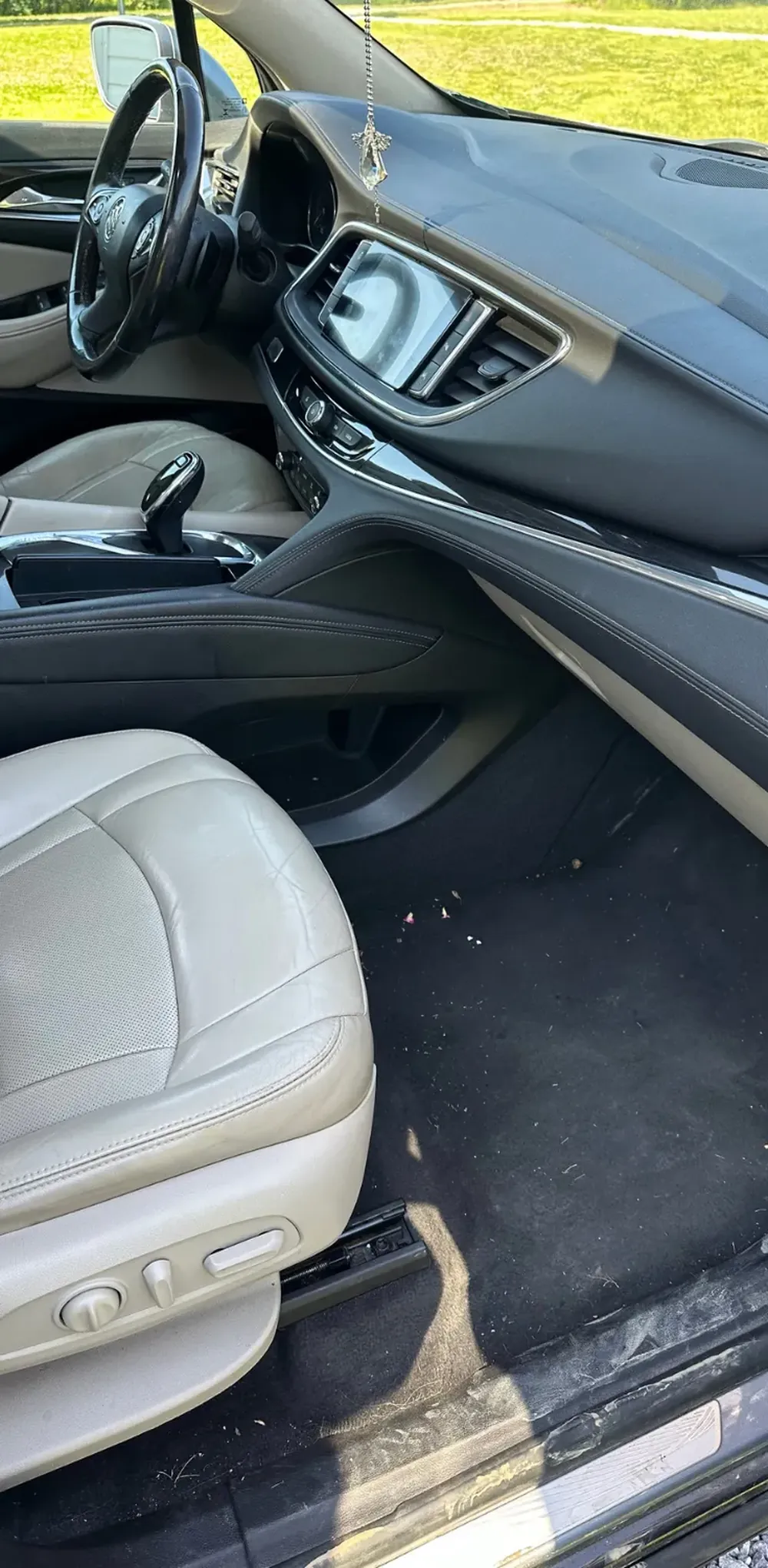 Buick Enclave, front, before cleaning