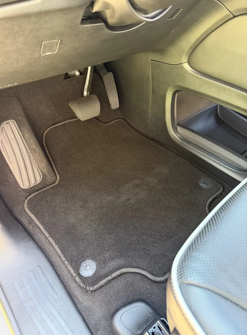 Chrysler Pacifica, driver footwell, after cleaning