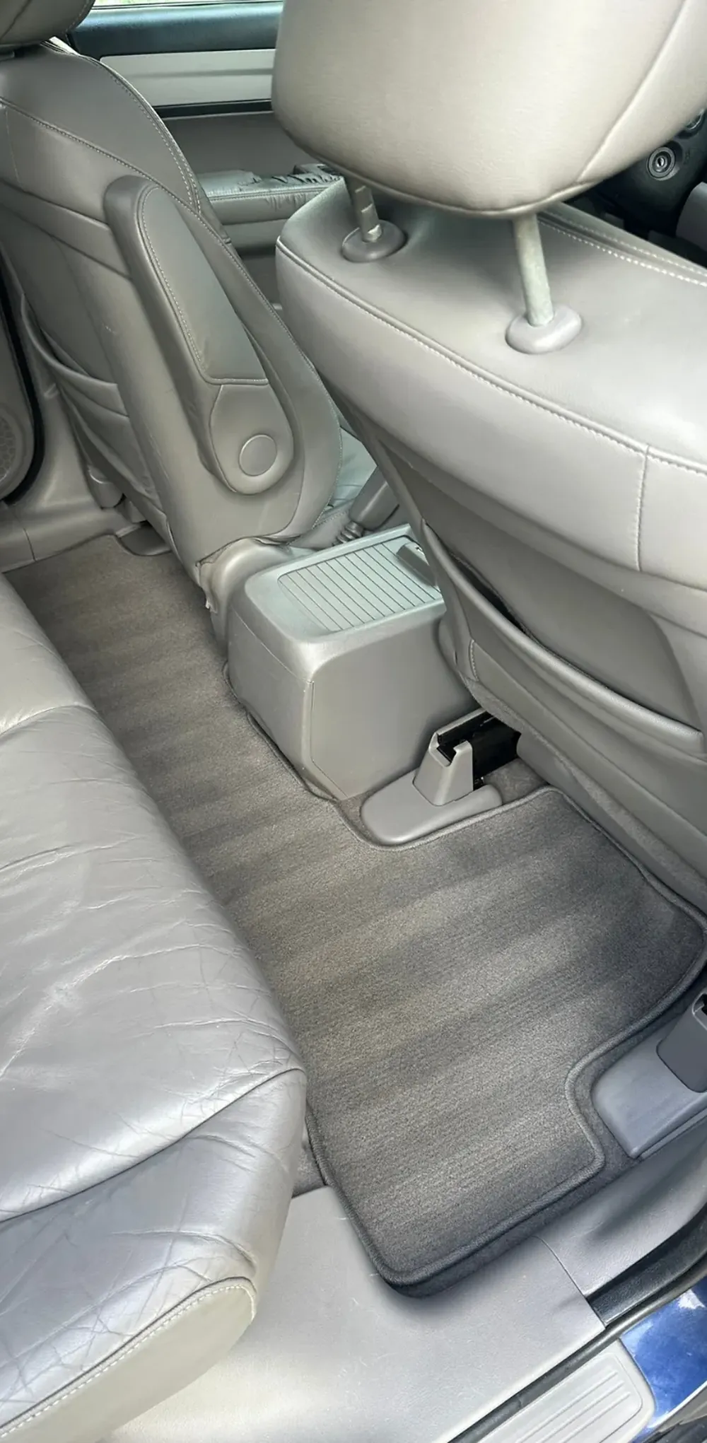 Honda CR-V, rear floor and leather seat, after cleaning